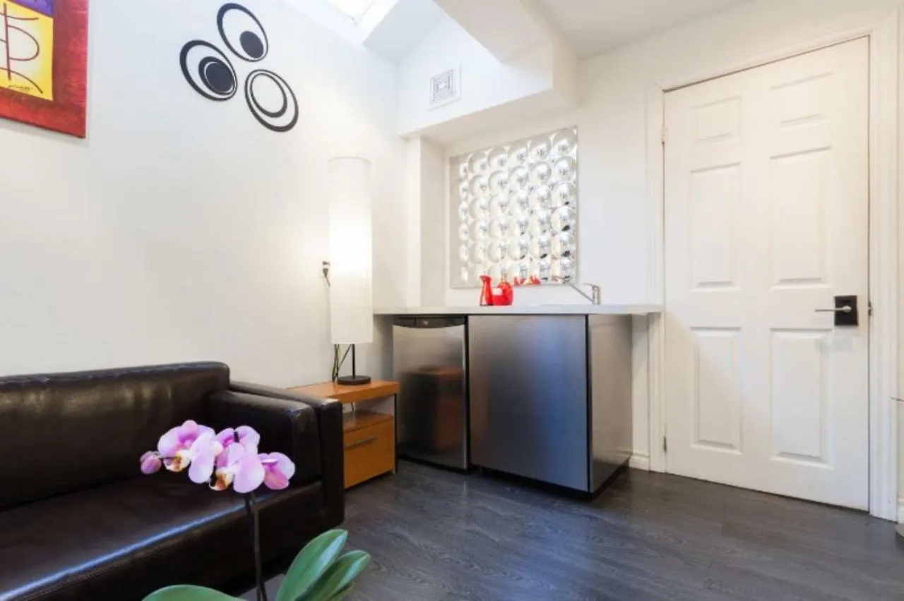 Last Minute Downtown Deals . Apartment Toronto